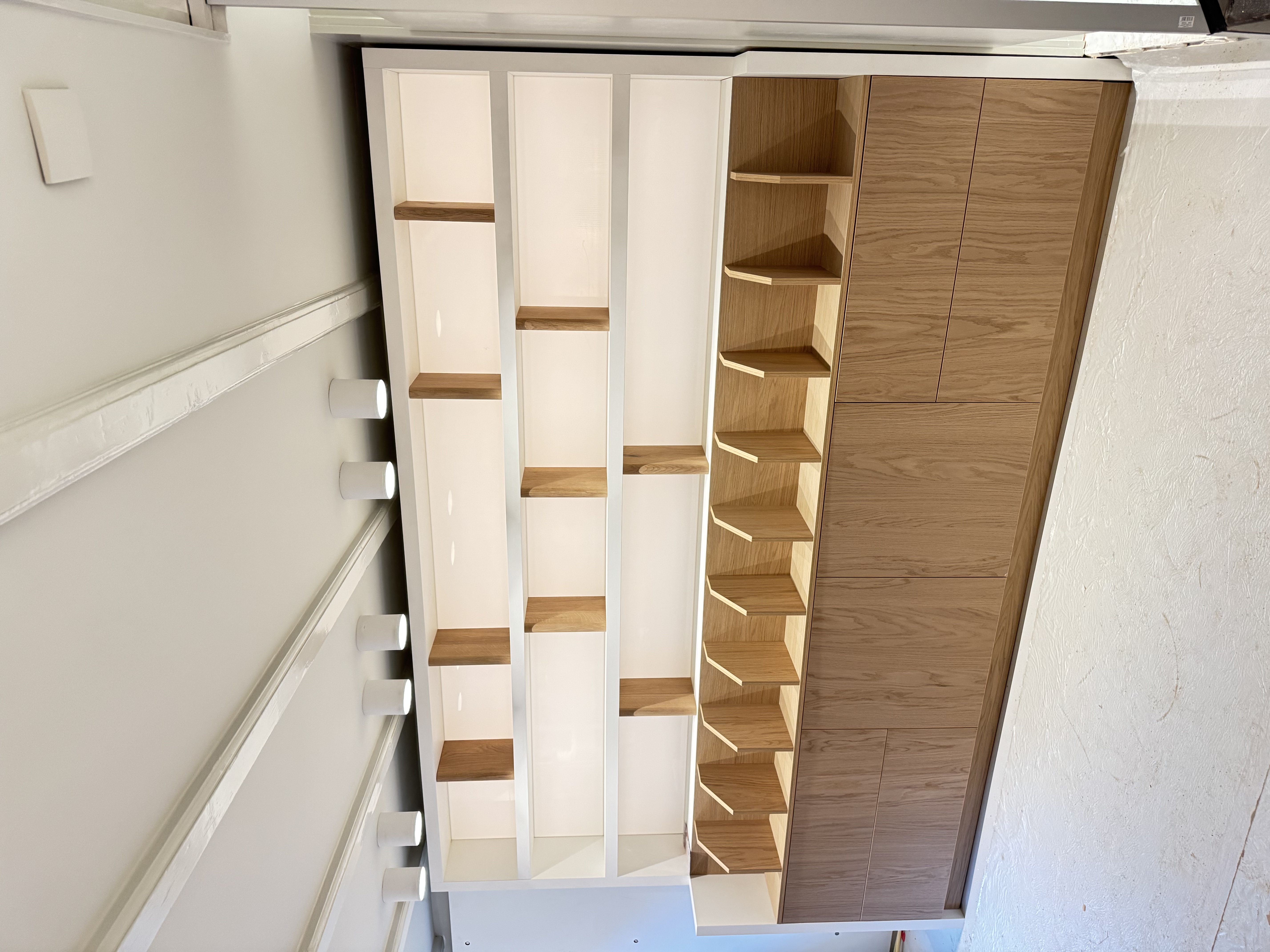 Maatwerk presentatiekast in eiken voor Skins Groningen, commercieel interieurbouw — Samsam Interieur